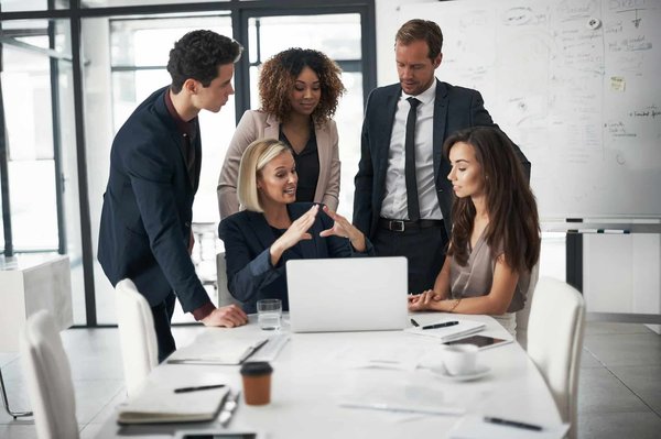 Quelles techniques de visualisation créative peuvent aider à surmonter la peur de parler en public ?